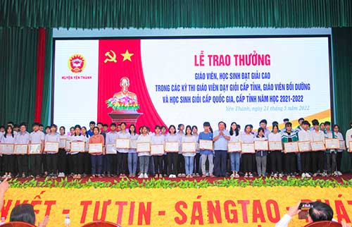 Yên Thành trao thưởng cho trên 300 giáo viên và học sinh giỏi các cấp