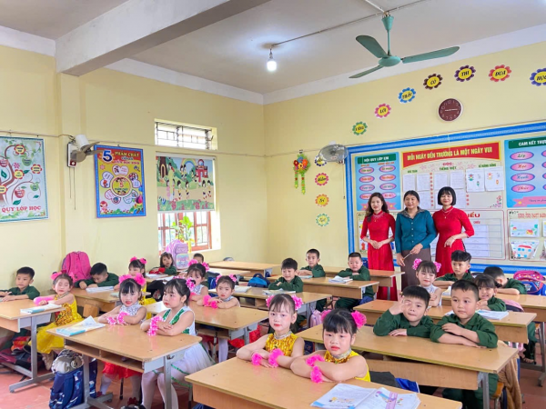 trải nghiệm trẻ 5 tuổi tham quan trường tiểu học